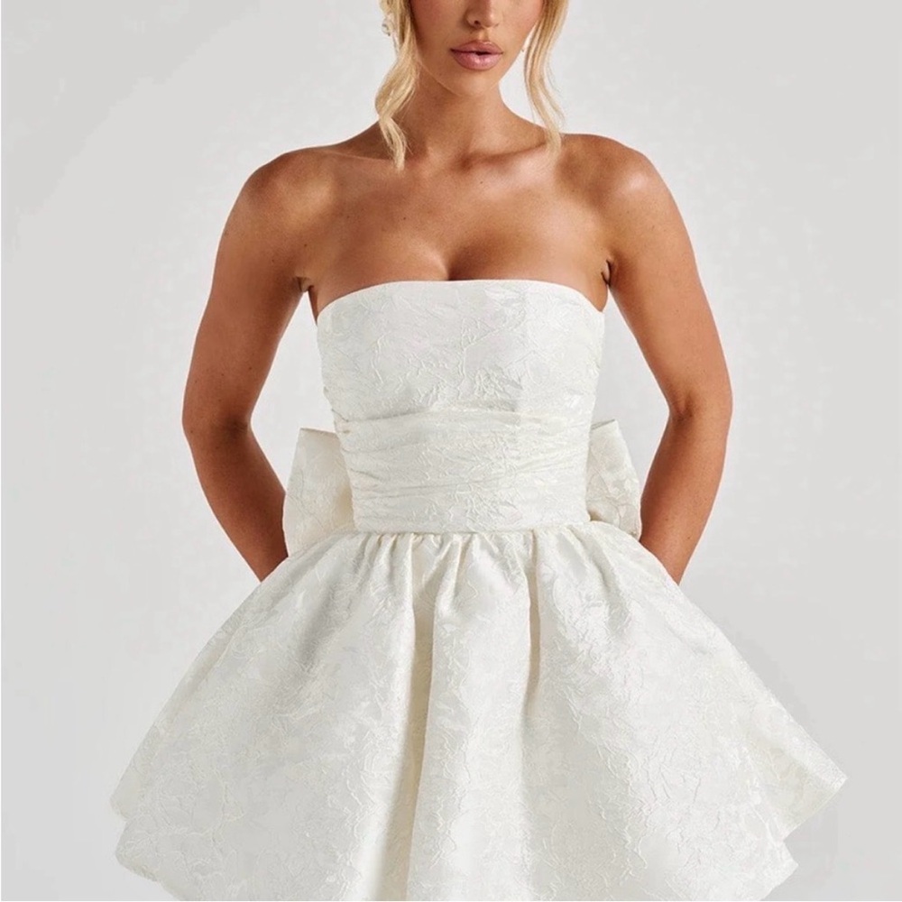 Chic Strapless White Dress